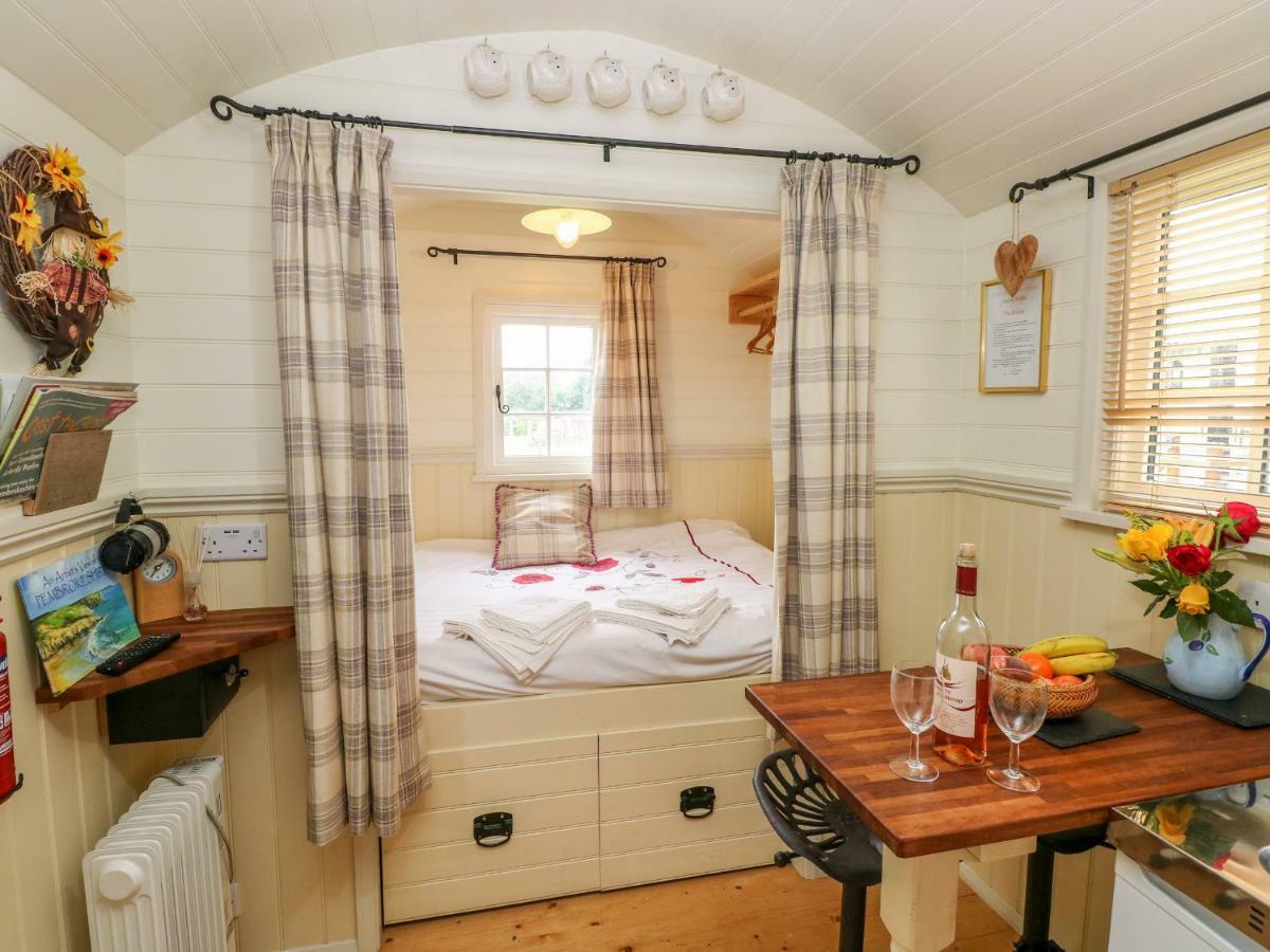 Shepherds Hut - The Crook Milford Haven Kültér fotó