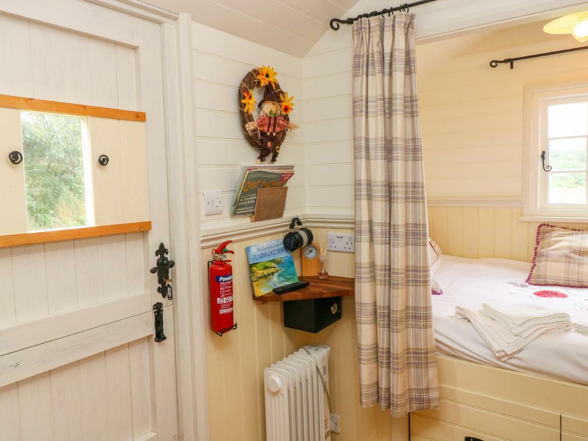 Shepherds Hut - The Crook Milford Haven Kültér fotó